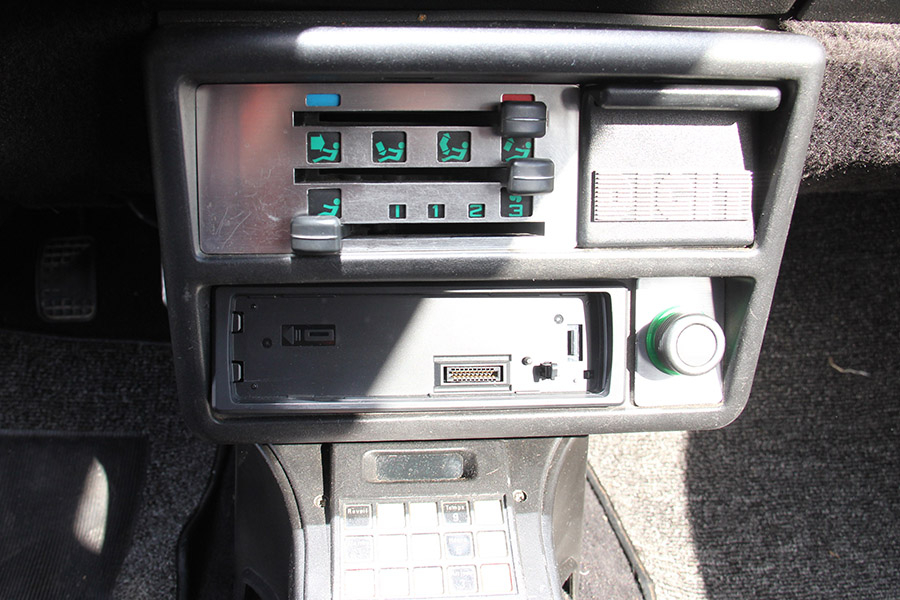 1980年代のシトロエンにおける普及車種「BX」のある仕様。モダンな意匠に目を惹かれるが、ACのスイッチは無い。