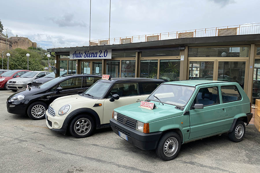 今日でも中古車店には、初代「フィアット・パンダ（右）」のように、エアコンレス仕様の車が頻繁にみられる。