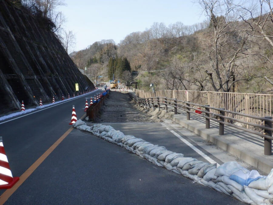 長野市内水内地区では、国道19号の上り車線が崩落してしまう大きな被害が出た。