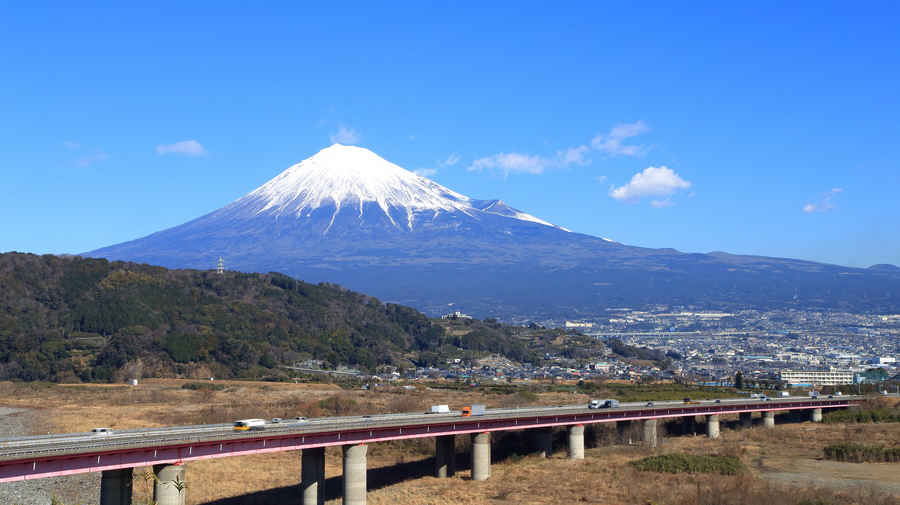 東名高速道路と富士山