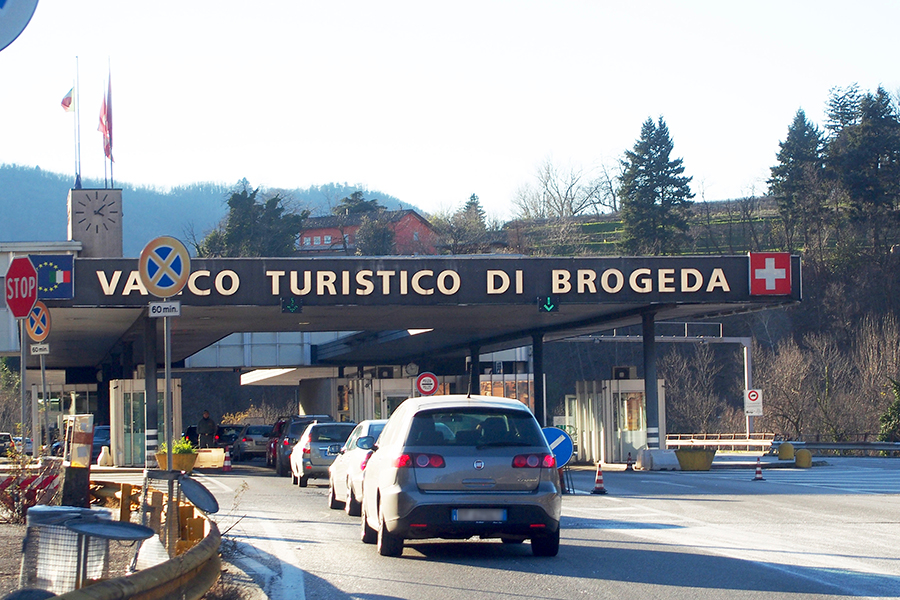 イタリアのコモとスイスのキアッソにある国境検問所。