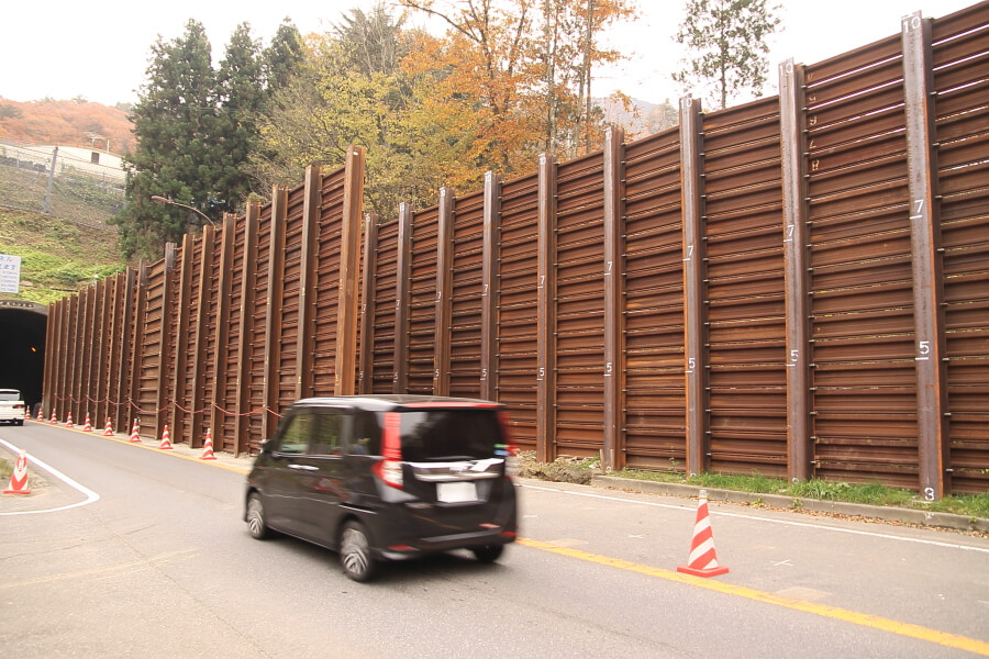 鉄柵の高さは10mと11mの2種類。3m埋設されているので、地上部分は7～8m。写真＝くるくら編集部