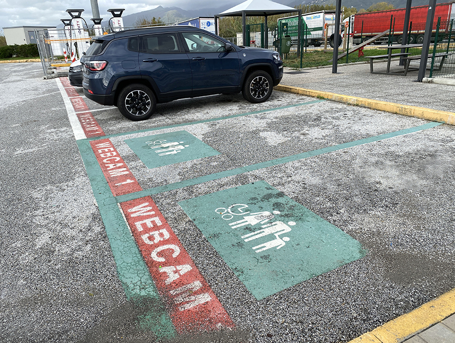 イタリアで一部の高速道路SAで導入が開始されている「ウェブカム監視サービス」付き駐車場。