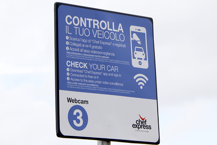 脇の表示板には、ドライバーがどうすればウェブカムを通じ自車を監視できるかが説明されている。