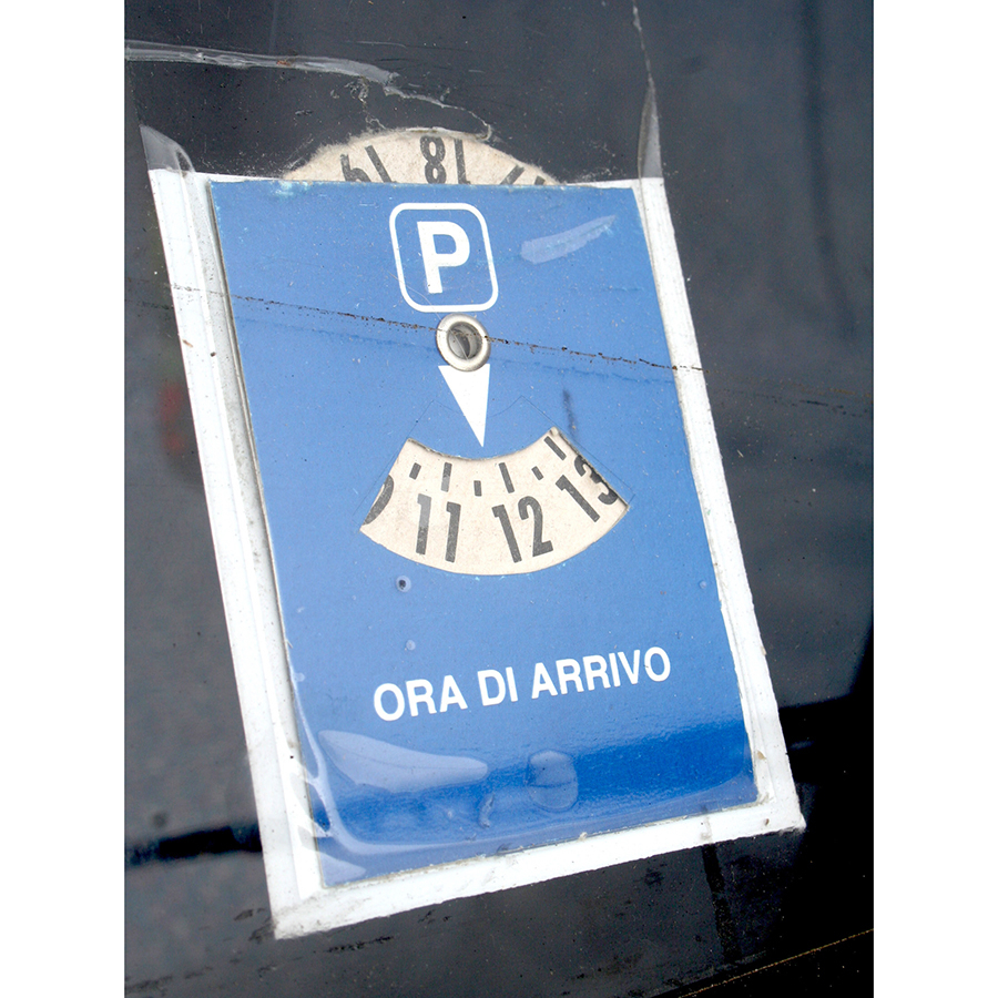 駐車開始時刻を掲示しておく表示版「ディスコ・オラーリオ」。