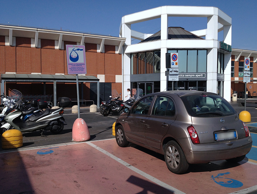 マタニティ専用駐車場のアスファルト面はピンクに塗られている。フィレンツェ郊外のショッピングモールにて。