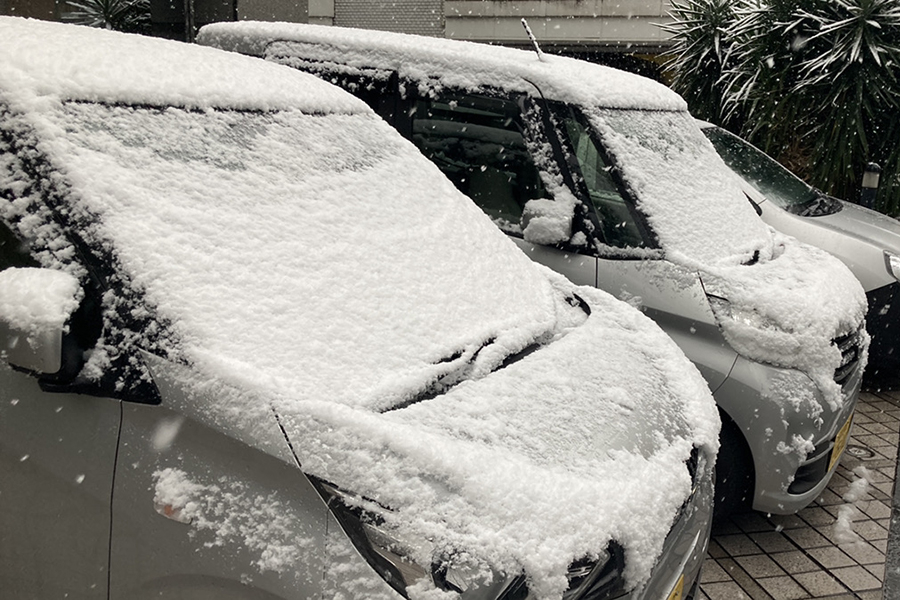 都心部では午後3時の時点で、家の屋根や車の上に雪が積りはじめている（東京都港区にて撮影）