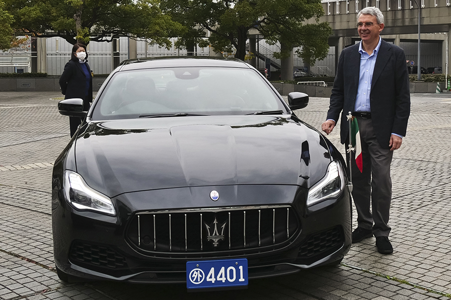 駐日イタリア大使もオフィシャルカーにてマセラティディに参加。