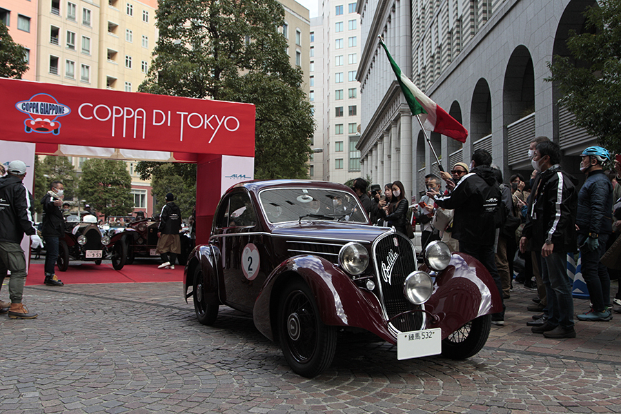 それに続いて同じくイタリア製のスポーツクーペ、1938年フィアット508Sベルリネッタが出立。