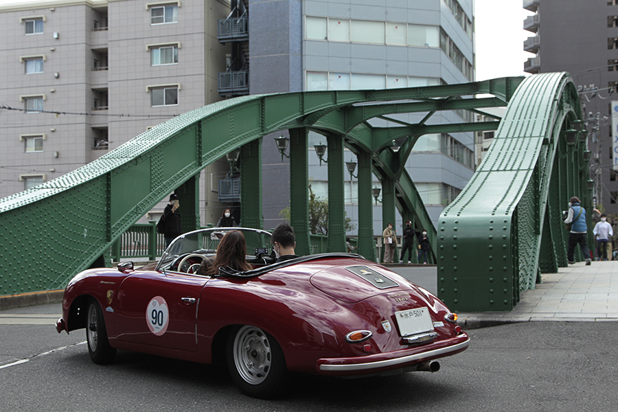 同様に柳橋に向けて右折する、1959年ポルシェ356スピードスター。