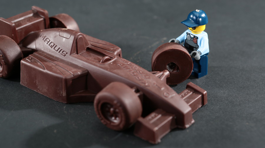 マキィズ「車のチョコレート レーシングカー ビルドアップ（組み立てチョコ）」イメージ