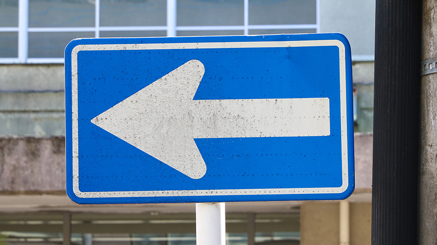 青地に白い矢印の「一方通行」の道路標識