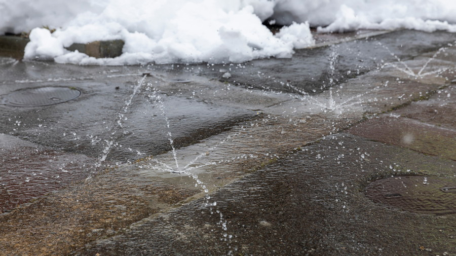 路上の噴水 地下水で雪を溶かす 消雪パイプ の仕組みと歴史を調べてみた くるくら