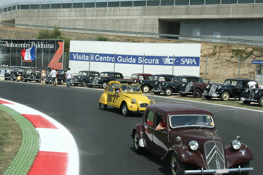ヴァッレルンガ・サーキットはACIの所有。レースのほか、古典車イベントにも使われる。後方には「（ACIの）安全運転教室にどうぞ」の看板が。