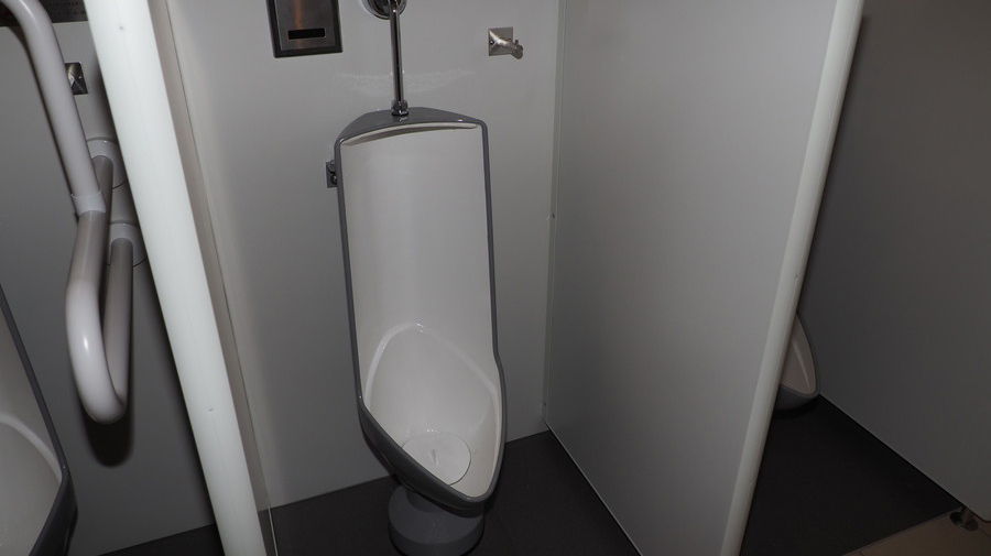 新設されたトイレに設置されている鋳物の小便器