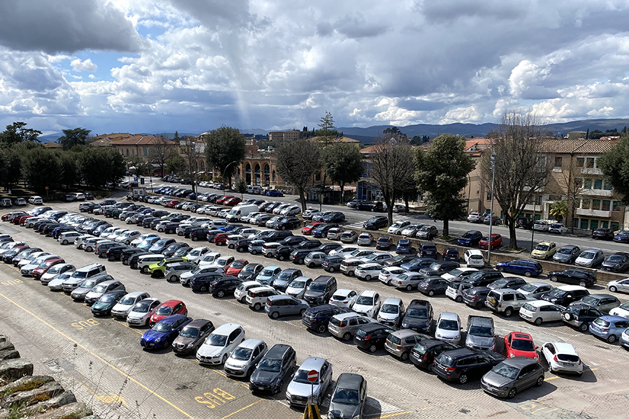 2022年4月、シエナの城塞脇にある無料駐車場にて。大多数のクルマが無彩色で、有彩色は極めて少ないことがわかる。
