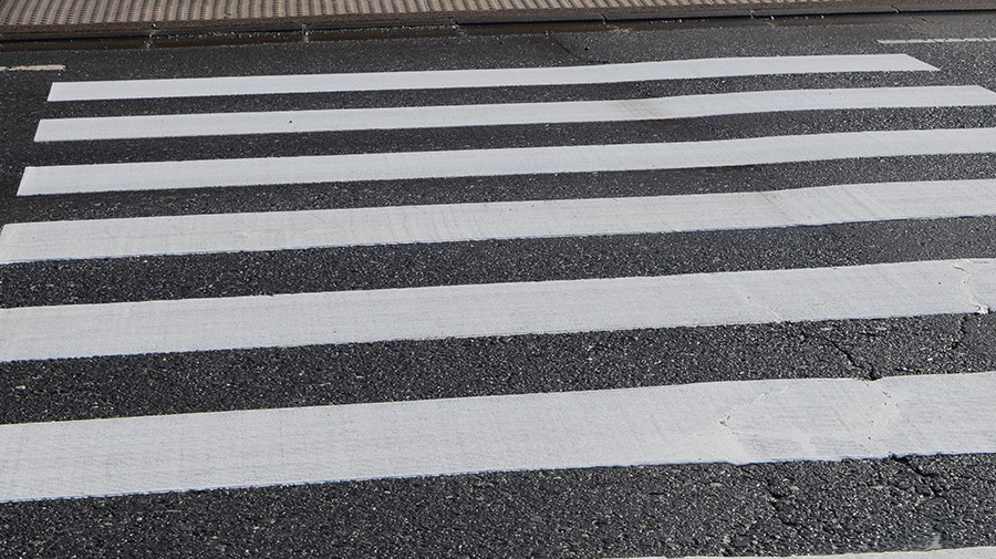 宮城県奥松島市にある縦スジの入った横断歩道