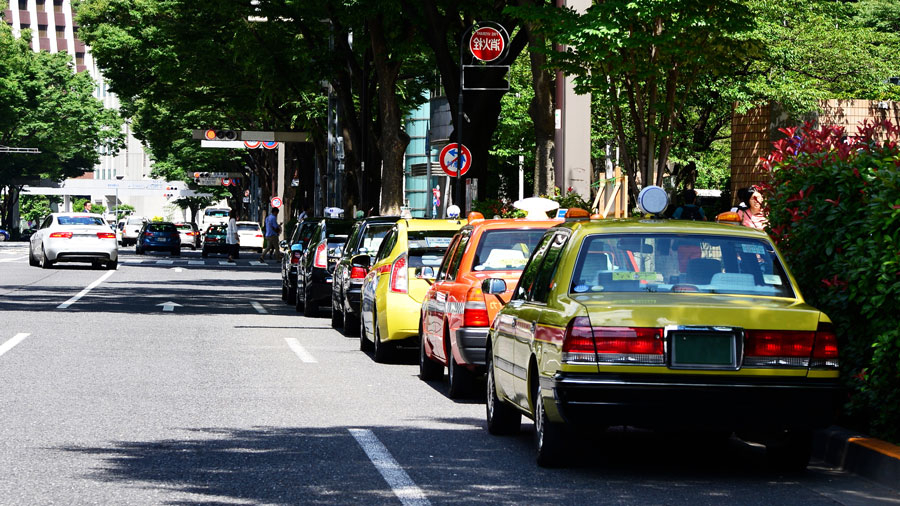 タクシー｜違法停車｜NTT｜京都市｜四条通｜看板｜ナッジ｜停車するタクシーのイメージ