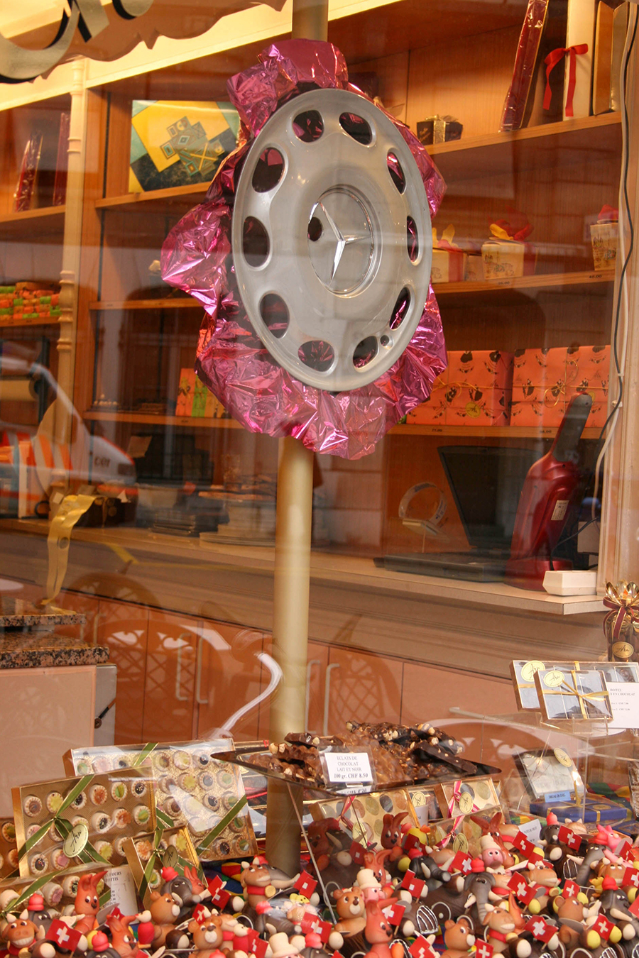 かつてホイールカバーはウインドウを飾ったこともあった。2007年にモーターショーで沸くジュネーブ市内にて撮影。