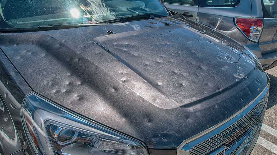 雹で車のボディが傷ついたら保険の保証はある？