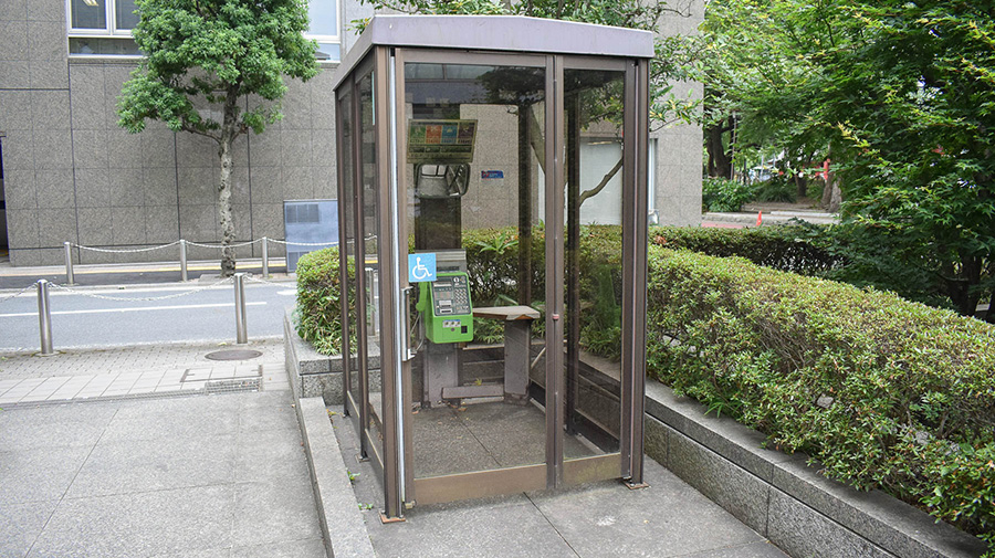 港区役所前の公衆電話ボックス