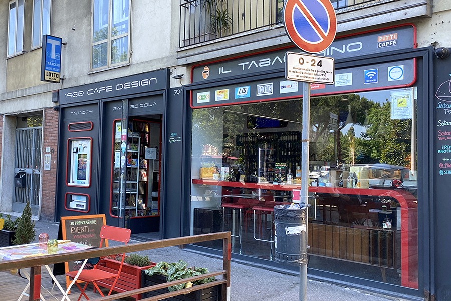 筆者がテレパス・ペイ・ペル・ユーズを購入したフィレンツェ郊外のタバコ店兼バール。