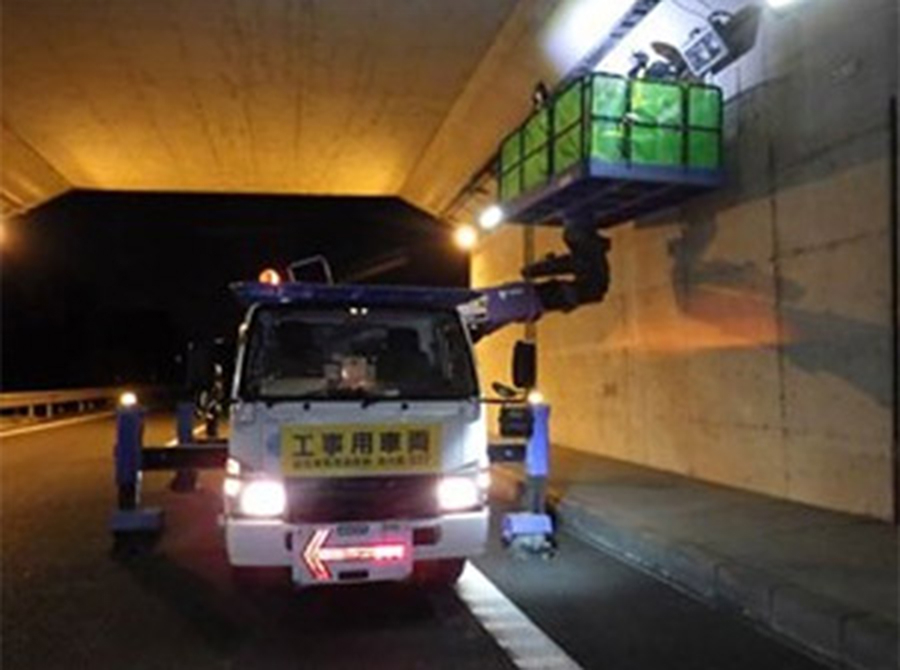 トンネル内照明設備清掃の作業イメージ　写真=NEXCO西日本