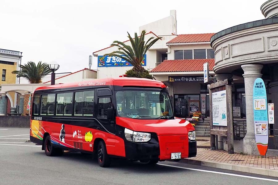 平日の終着駅「道の駅・宍喰温泉」にバスモードで到着したDMV。ここにはホテルも併設されている。