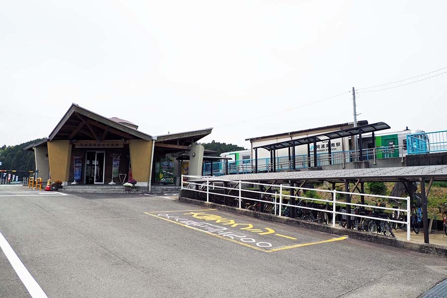 DMVに乗車した「阿波海岸駅」。JR四国／牟岐線の乗換駅ともなっている。
