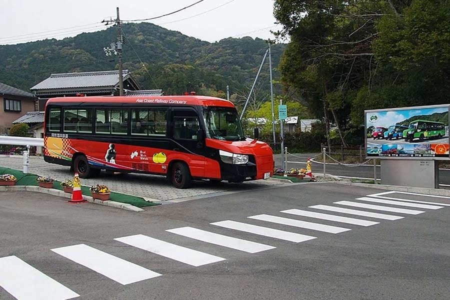 甲浦駅でバスモードへ切り替えて走行するDMV。