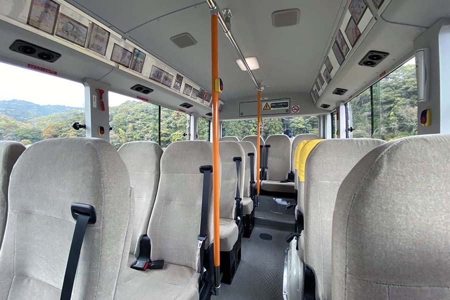 乗客の乗車定員は通常のマイクロバスよりも少なめの18名。