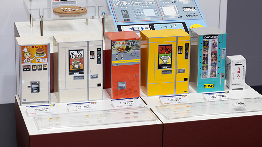 すでに発売中のハセガワのプラモデル「1/12スケール　レトロ自販機」たち。ハンバーガー、うどん・そば、トーストサンド、ラーメン、本があり、白ポストまである