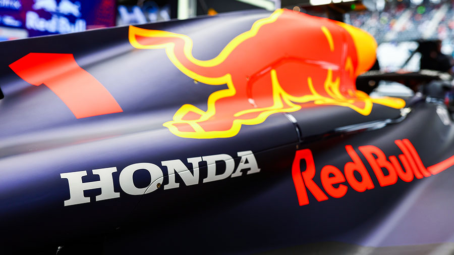 レッドブルRB18のエンジンカウルには、鈴鹿サーキットで行われた日本GPからHONDAのロゴが入る。ⓒMark Thompson /Getty Images / Red Bull Content Pool