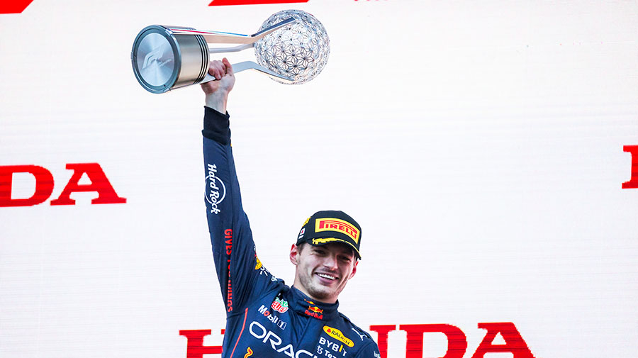 HONDAのロゴがあしらわれた表彰台で優勝を喜ぶフェルスタッペン。ⓒPeter Fox/Getty Images / Red Bull Content Pool