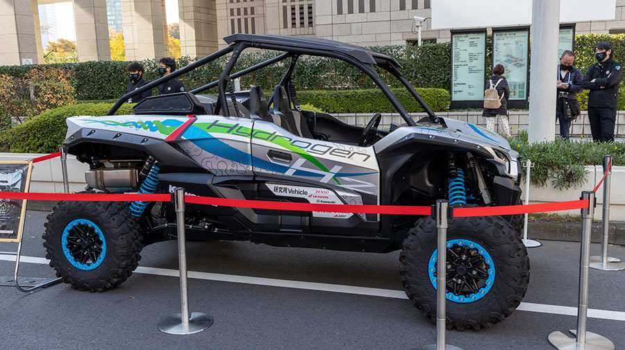 カワサキの北米向けバギー車「TERYX KRX」に、水素を燃焼できるようにしたバイク用エンジン「Ninja H2」を搭載した研究車両。この車の研究・開発は、カワサキ、トヨタ、ホンダ、ヤマハ、スズキ、デンソーの6社による合同研究チームが行っている。