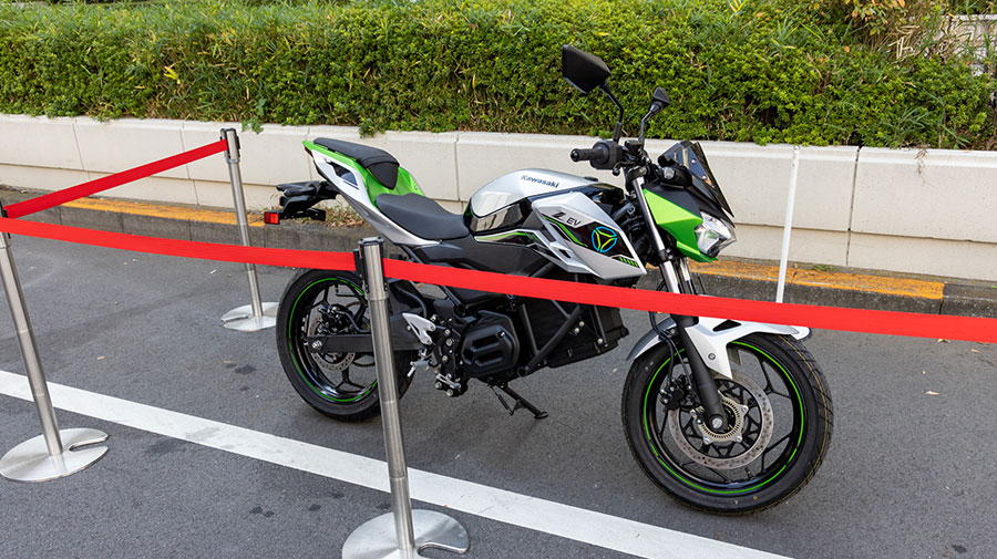 車だけではなくZEVのバイクもパレードランに参加。写真はカワサキの二輪研究車1号（EVバイク）。