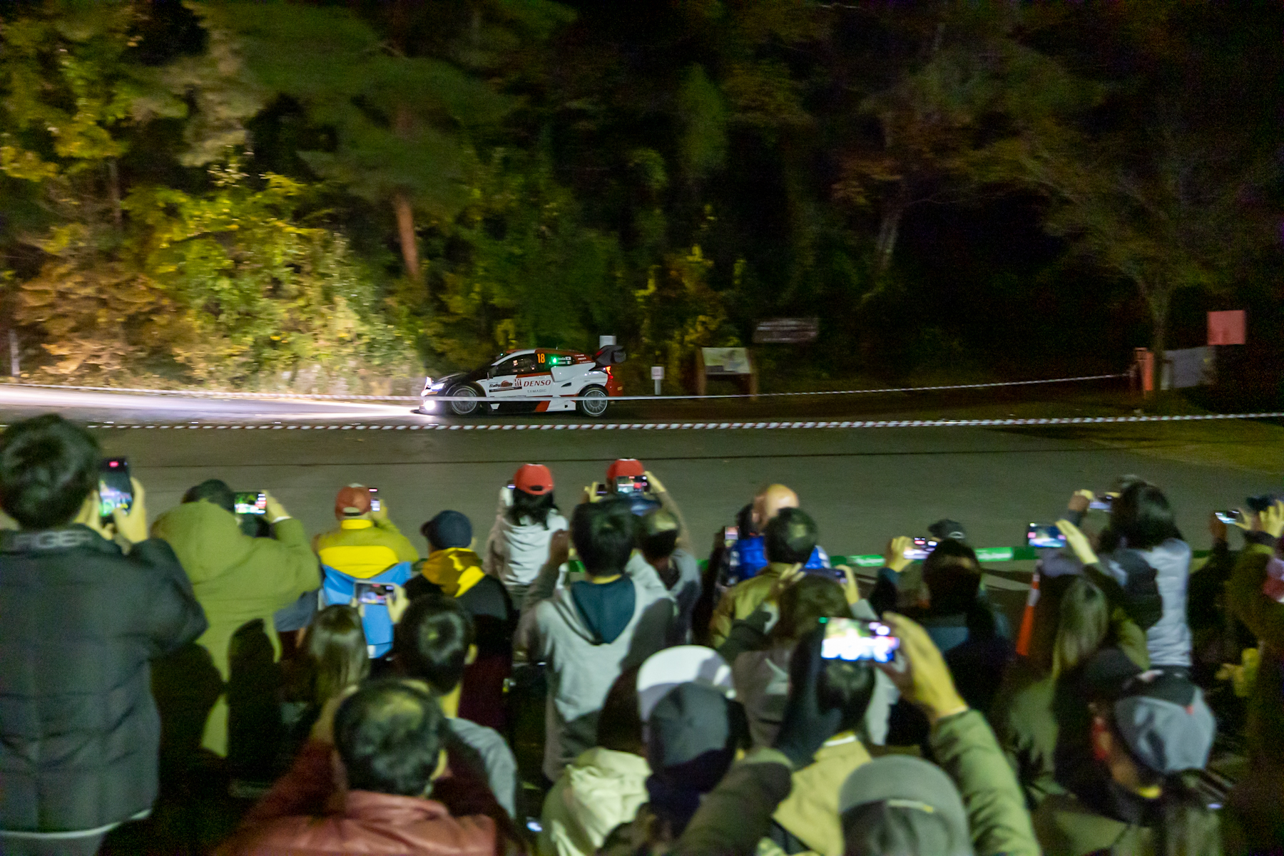 観客エリアの前を通過していく勝田貴元とGRヤリスラリー1ハイブリッド
