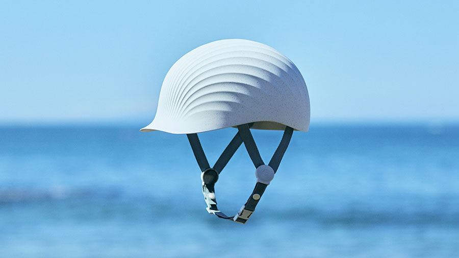 水産系廃棄物のホタテの貝殻を再利用した、環境配慮型ヘルメット『HOTAMET（ホタメット）』。