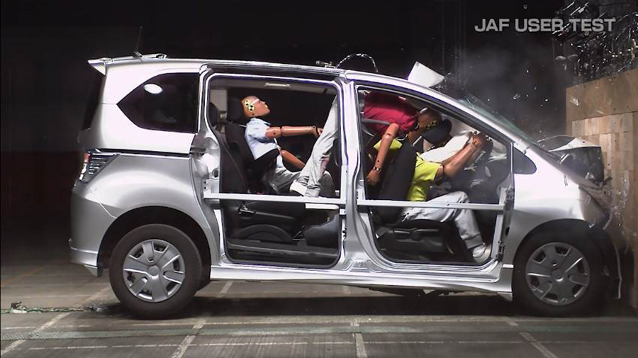 衝突テスト(JAFユーザーテスト)。シートベルト非着用の後席ダミーが運転席ダミーをシートごと押しつぶした。