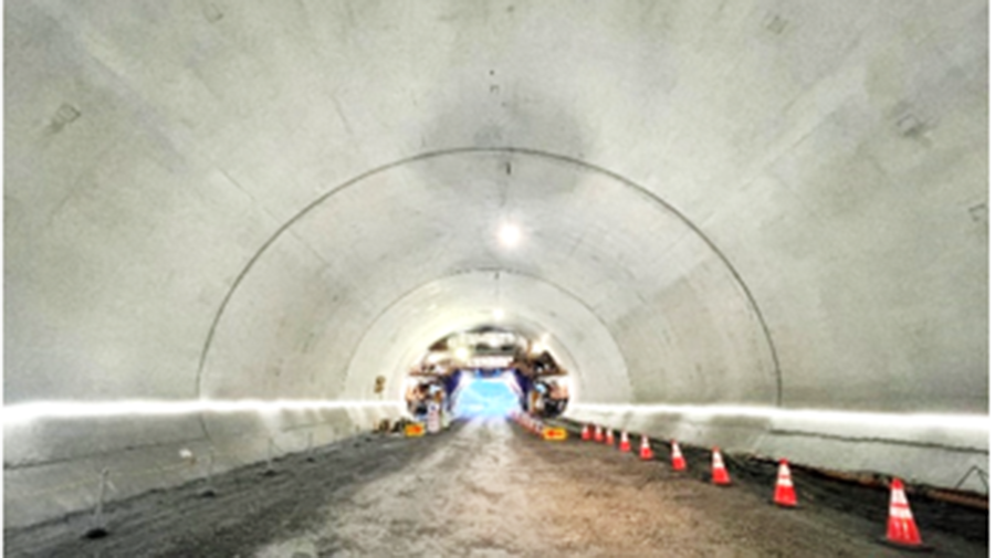 新名神高速道路で工事中の「大津大石トンネル」。