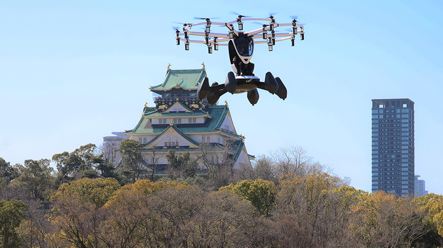 3月14日、大阪市の大阪城公園内野球場にて「空飛ぶクルマ」の有人実証飛行が行われた。