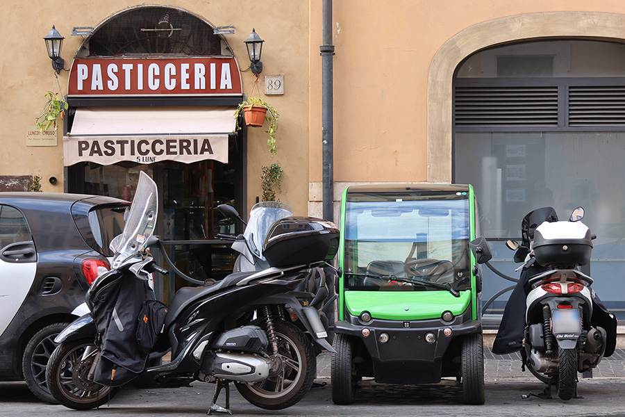2輪用駐車場に佇むクアドリサイクル。イタリアのエストリマ社による「ビロ」というモデルで、フルEVである。ローマのナヴォナ広場近くで2023年2月撮影。
