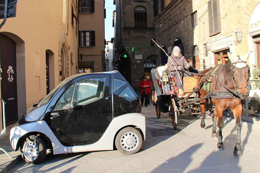 クアドリサイクルは2輪扱いとして、4輪車が禁止されている旧市街への進入が大目に見られている場合が多い。フィレンツェにて2015年12月撮影。