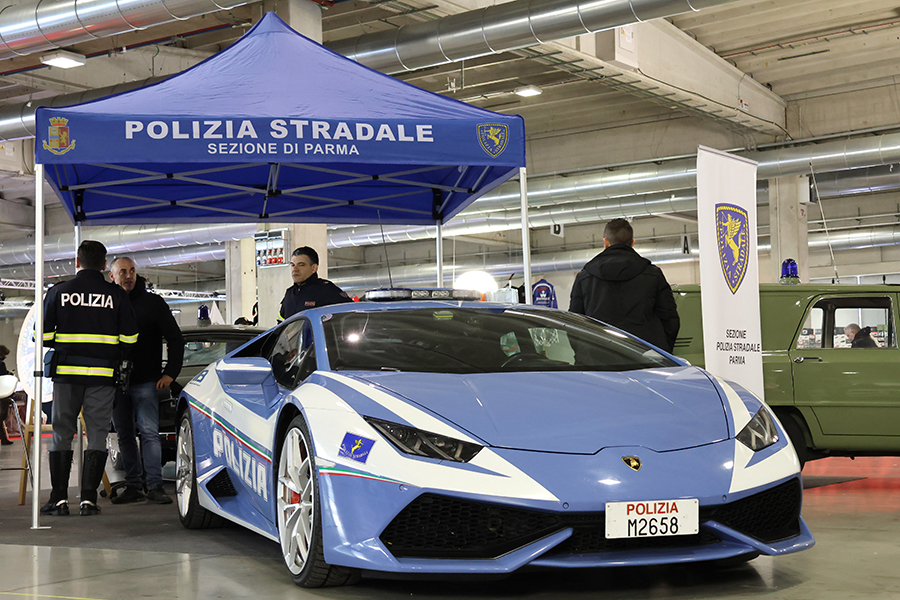 イタリア警察交通警ら隊のパルマ部隊も参加。歴代車両とともに「ランボルギーニ・ウラカンLP610-4」も展示した。