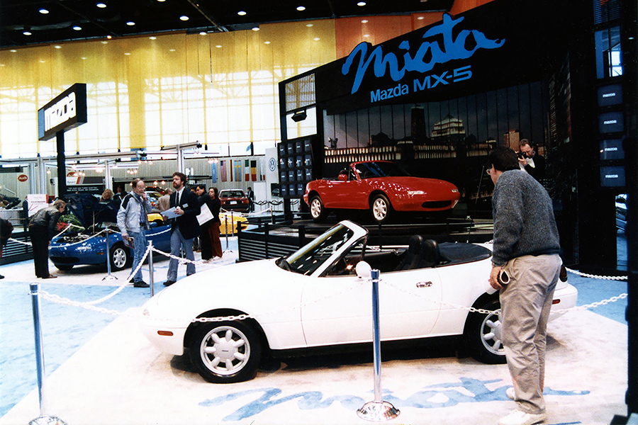 1989年2月に開催されたシカゴ・オートショーでワールドプレミアを飾った「マツダMX-5ミアータ（初代ロードスター）」