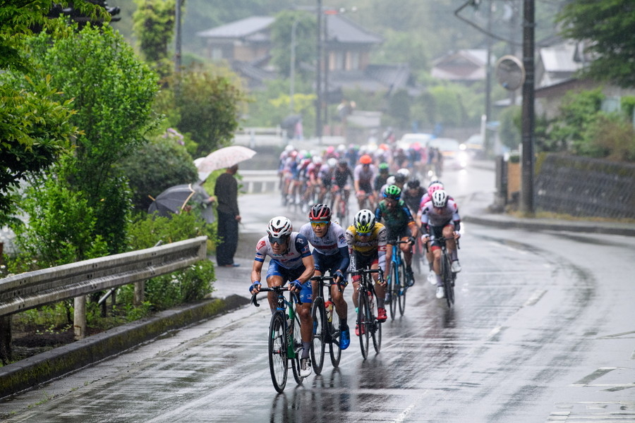 2022年のTour of Japan相模原ステージ。雨の中激しいデッドヒートを繰り広げた　写真＝相模原市