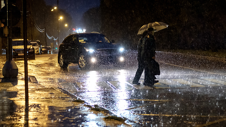 雨の夜間運転で歩行者が突然、現れる⁉
