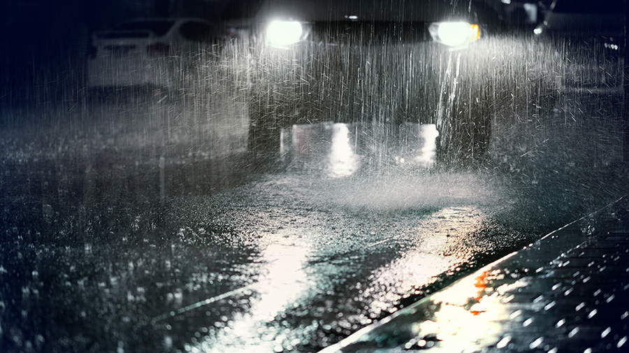 横断歩道や停止線が見えづらい雨の夜間運転