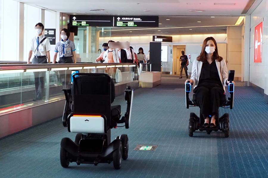 羽田空港国内線ターミナルで実施されている、人搬送自動運転パーソナルモビリティ「WHILL自動運転システム」。利用は誰でも可能で、利用料も無料（筆者撮影）