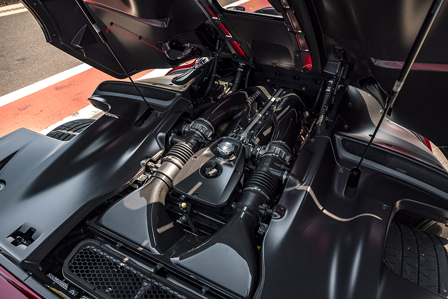 ミドに搭載する6.5リッター自然吸気V12気筒エンジンは最高出力840psを発生。フェラーリがこれまでに作り上げてきた中で最もパワフルな内燃機関だ。